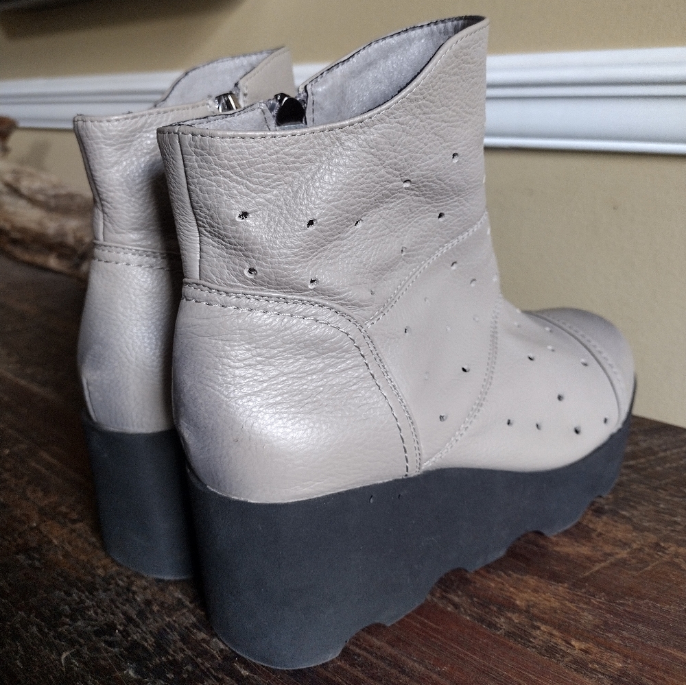 Rui Hill Taupe Distressed Perforated Boots Size 8 (CHN 245mm) - Picture 6 of 13